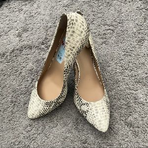 INC International Concepts's Zitah pumps